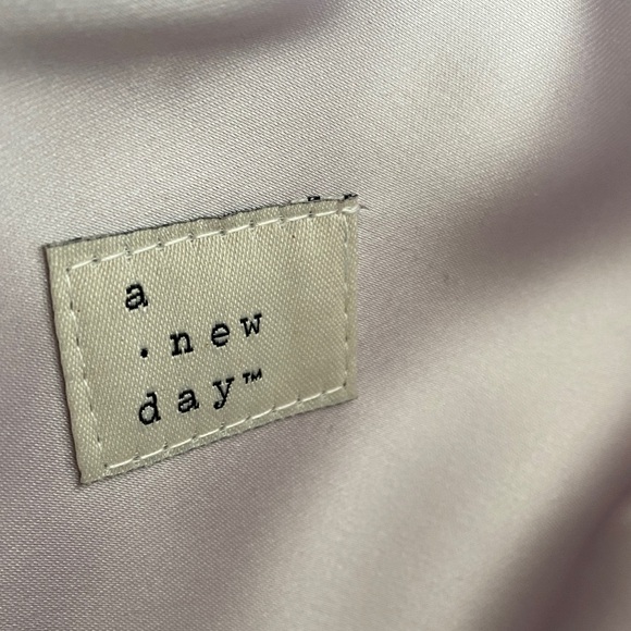 Pearlescent Heart-Shaped Purse - Cream - Picture 2 of 8